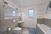 Badezimmer - In zweiter Reihe: Ruhig gelegene und moderne Maisonette-Wohnung mit West-Balkon!
