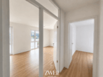 Flur mit Blick ins Wohn- und Schlafzimmer - Lichtdurchflutete, moderne Wohnung mit ruhigem Süd-West-Balkon und Tiefgaragenstellplatz!