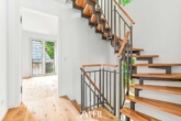 1. OG: Treppenhaus - Familienfreundliches Neubau-Townhouse: 4 Zimmer, 2 Bäder & eigener Garten!