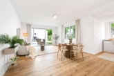 Wohn- und Esszimmer - Zwei Ebenen für die ganze Familie: Neubau-Gartenwohnung in Hamburg-Alsterdorf!