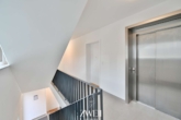 Treppenhaus - Moderne und gut geschnittene Endetagenwohnung mit Aufzug!