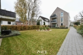Garten vor dem Gebäude - Moderne Maisonette-Wohnung mit West-Balkon!
