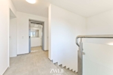 Treppenhaus - Endetage mit Raumreserve: Aufzug, Süd-Balkon & zwei Stellplätze inklusive!