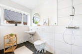 Duschbad Ergeschoss - Platz für die ganze Familie: Lichtdurchflutetes Architektenhaus für ein unbeschwertes Familienleben!