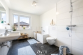 Vollbad Obergeschoss - Platz für die ganze Familie: Lichtdurchflutetes Architektenhaus für ein unbeschwertes Familienleben!