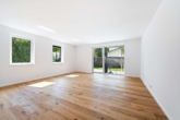 Wohnzimmer - Großzügig wohnen: Neubauwohnung auf zwei Ebenen mit eigenem Garten!