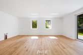 Wohnzimmer - Großzügig wohnen: Neubauwohnung auf zwei Ebenen mit eigenem Garten!